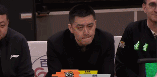 都是熟悉的人！张镇麟赛前拥抱杨鸣与辽宁教练组致意