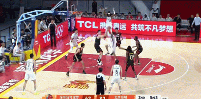 就是追着你打!北控刚上篮打进 深圳快速发球&史密斯飞身滑翔暴扣 就是追着你打!北控刚上篮打进 深圳快速发球&史密斯飞身滑翔暴扣