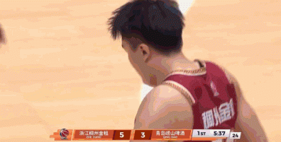 给老东家送新年大礼!王奕博发底线球违例低级失误交还球权 给老东家送新年大礼!王奕博发底线球违例低级失误交还球权