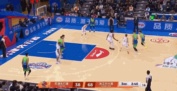 乘胜追击!卡尔顿反击得手 广厦轰17-0高潮将分差拉开到30分以上 乘胜追击!卡尔顿反击得手 广厦轰17-0高潮将分差拉开到30分以上