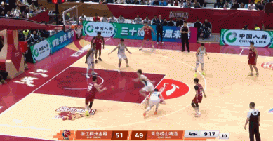 泰山压顶！琼斯篮下接球顶着两人直接暴起砸扣