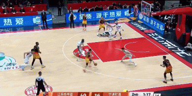 感受下NBA级强度！庞峥麟过掉法尔后上篮 依旧被法尔追身钉板大帽