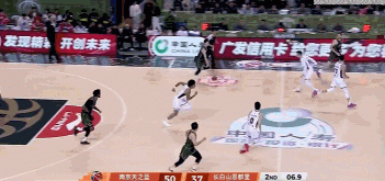 心态崩了!所罗门压哨被吹犯规 半场个人累计4犯 心态崩了!所罗门压哨被吹犯规 半场个人累计4犯