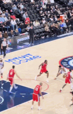 攻防一体！小卡盖帽直接夺球 自己运到前场单打转身跳投得分