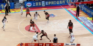 回应上了！劳森压哨中距离得分 克里斯立马轰进压哨三分球