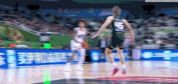 拼抢很激烈!曾繁日把所罗门背起来了 最终吹罚双方犯规 拼抢很激烈!曾繁日把所罗门背起来了 最终吹罚双方犯规