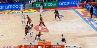 敢于做动作！冯傲突破顶开防守上篮得分&一条龙再拿两分