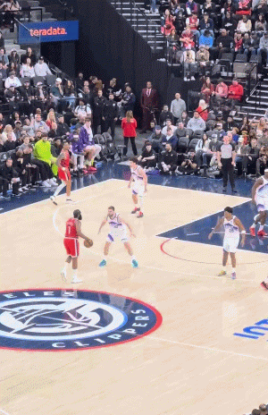 跟训练似的！哈登单挑连续运球后急停跳投 快船领先21分