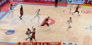 反扑号角？吴冠希迎两人补防单臂劈扣&齐麟三分 新疆迅速打停山东