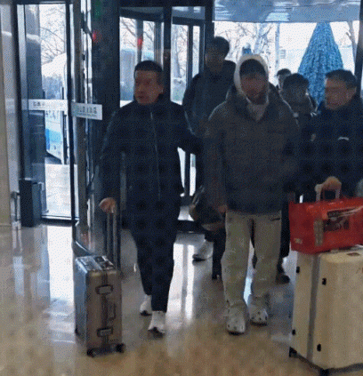 队内地位可见一斑!徐杰回酒店 老板亲自搀扶&帮拿行李 队内地位可见一斑!徐杰回酒店 老板亲自搀扶&帮拿行李