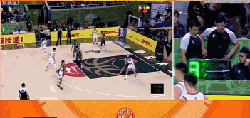 危险动作！曾繁日进攻时夹臂撂倒马内克 被吹违体犯规