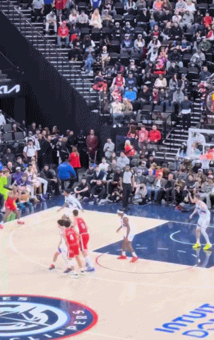 轻松！克里斯·邓恩突破回传 小卡中路空切双手暴扣！