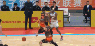 有身高优势！吴冠希篮下无视防守扣篮打成2+1