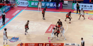 跨越全场！克里斯底线球直接甩到前场珀塞尔暴扣