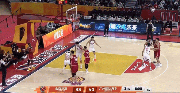 这是什么操作？迪亚洛发底线球给刘传兴直接出界失误 二人都愣了