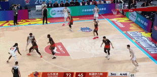 无视补防！齐麟切入接球迎着鲍威尔直接单臂劈扣