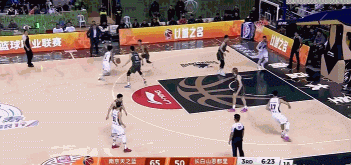 看着都疼!姜贺面部被肘倒地不起 裁判没有吹罚 看着都疼!姜贺面部被肘倒地不起 裁判没有吹罚