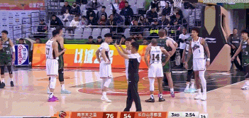 动作不小！黄荣奇防守卡位时挥肘 被吹违体犯规