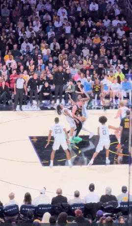 关键球没手软！范德彪底角接东契奇传球 三分手起刀落