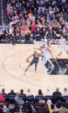 连续得分！詹姆斯反击转身到篮下 跳步滞空1打2打板上篮