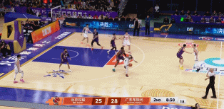 上强度！萨林杰篮下顶翻防守迎着邹雨宸打进并获加罚 振臂怒吼