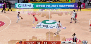 血亏!杰曼持球遭林秉圣生断 反抢还被吹违体犯规 血亏!杰曼持球遭林秉圣生断 反抢还被吹违体犯规