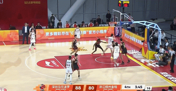 贺希宁反击对抗兰道夫上篮打中&后者躺在地上很痛苦 嘴巴还出血