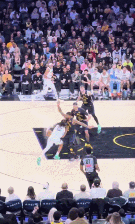 错进错出！斯玛特抢断摔倒 莫兰特反抢回来助攻GG·杰克逊三分