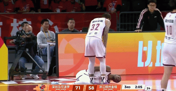 看着就疼!马凯尔·约翰逊突破顶到兰道夫裆部 后者躺在地上很久 看着就疼!马凯尔·约翰逊突破顶到兰道夫裆部 后者躺在地上很久