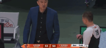 裁判欲吹罚杜锋被其狠狠盯着 最终将叼在嘴里的哨子放下改为警告 裁判欲吹罚杜锋被其狠狠盯着 最终将叼在嘴里的哨子放下改为警告