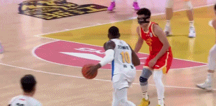 雪上加霜!孙铭徽面部再被刮伤痛苦倒地 被换下场调整后返场作战 雪上加霜!孙铭徽面部再被刮伤痛苦倒地 被换下场调整后返场作战