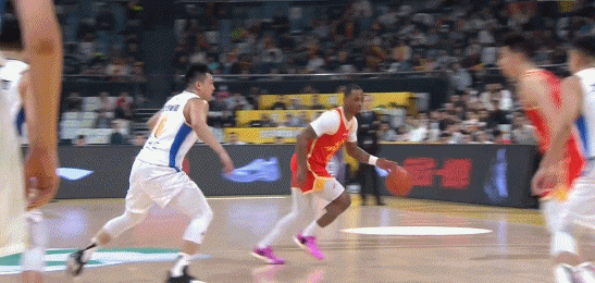 再热热身?塔克强攻造犯规 趴地上顺势做起俯卧撑 再热热身?塔克强攻造犯规 趴地上顺势做起俯卧撑