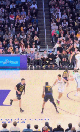 这球帅啊!范德彪弧顶持球 单手击地炮弹直塞喂饼篮下东契奇