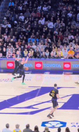 终于进了！东契奇追身三分突施冷箭命中 此前5中0