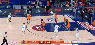 纵享丝滑!法尔单挑王哲林 转身抹过防守暴扣打成2+1 纵享丝滑!法尔单挑王哲林 转身抹过防守暴扣打成2+1