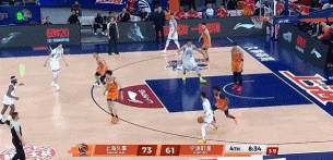 仙人指路!王哲林半场送击地妙传 古德温接球轻松上篮 仙人指路!王哲林半场送击地妙传 古德温接球轻松上篮