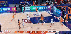 火力全开！张镇麟三分命中后反击滑翔暴扣 一节半6中5独得13分