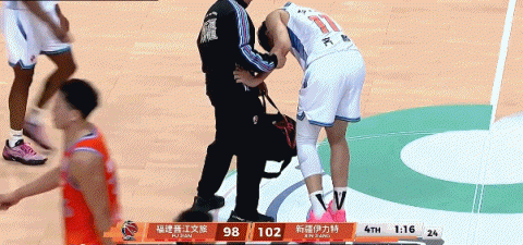 希望没事！齐麟突破抛投落地时崴脚 被队友搀扶下场休息