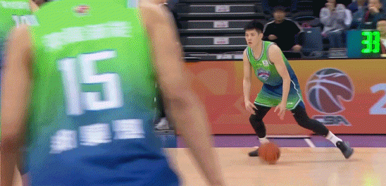 大心脏！林庭谦背后运球顶着防守命中高难度绝平三分拖入加时