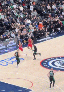 明星球！小卡推进变向急停 迎着布朗命中追身三分！