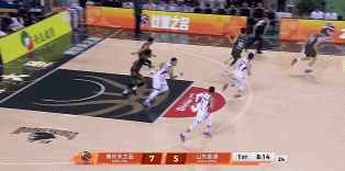 一马当先!郭昊文反击连续过人 直杀内线起飞滑翔双手灌篮 一马当先!郭昊文反击连续过人 直杀内线起飞滑翔双手灌篮