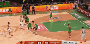 被过个干净！付豪身后下手拉杨腾飞肩膀 违体犯规