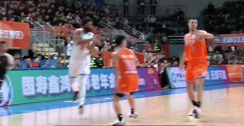 迫近比分！齐麟跟进双手暴扣打进个人本场运动战首球 福建叫停