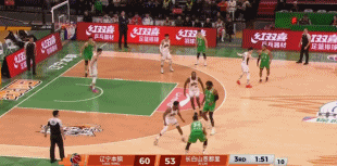 铆足了劲！奥利弗接鄢手骐抛传单臂空接砸扣