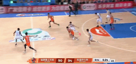 秀翻车了！曾凌铉反击三打一不看人传球直接传出界 主教练很生气