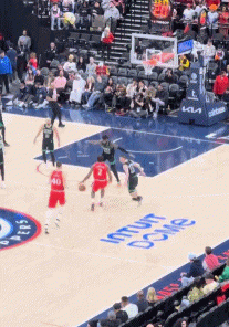 招牌绝技！小卡背打普理查德 晃肩后翻身中投稳稳命中！