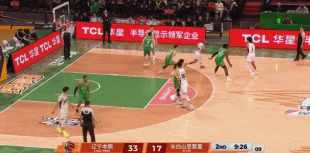 太硬气！栾利程接球突破迎着防守压哨扣篮得分