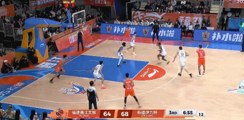 一马平川！齐麟抢断特莱斯横传直接反击 奔袭上演单臂滑翔暴扣