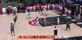 持续发力!郭昊文助攻所罗门空接爆扣 随后自己压哨抛投打中 持续发力!郭昊文助攻所罗门空接爆扣 随后自己压哨抛投打中