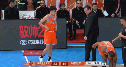 这是咋了？布里斯科首节仅打23秒 疑似腿部受伤一瘸一拐被换下